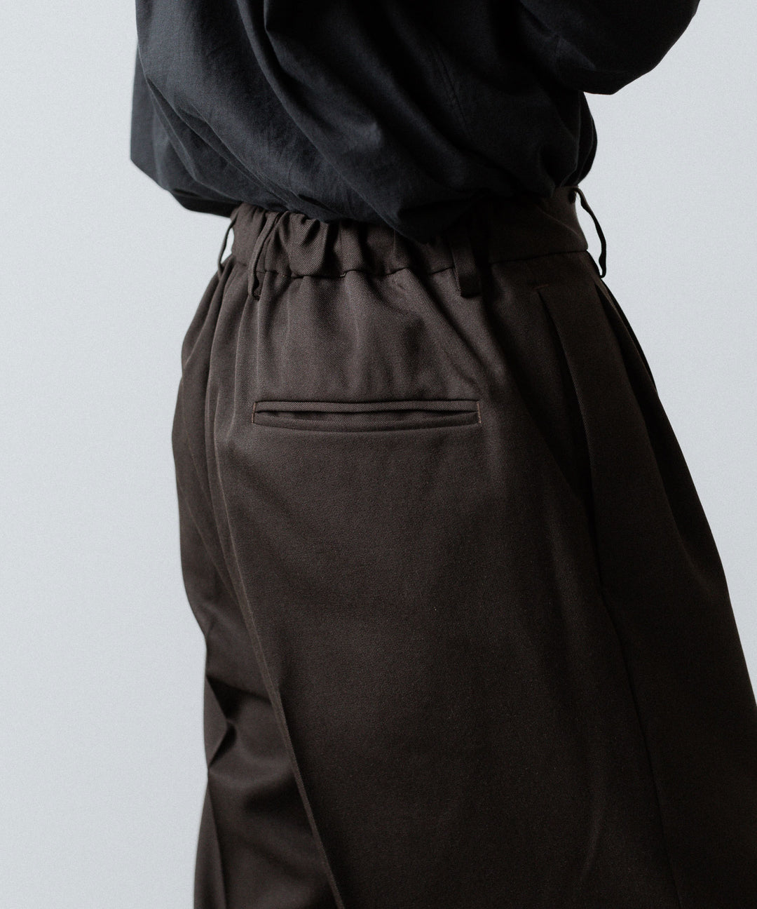 ssstein(シュタイン)のTWO TUCK EASY TROUSERS (2/60 WOOL GABARDINE) - MILITARY KHAKIの公式通販サイトsession福岡セレクトショップ