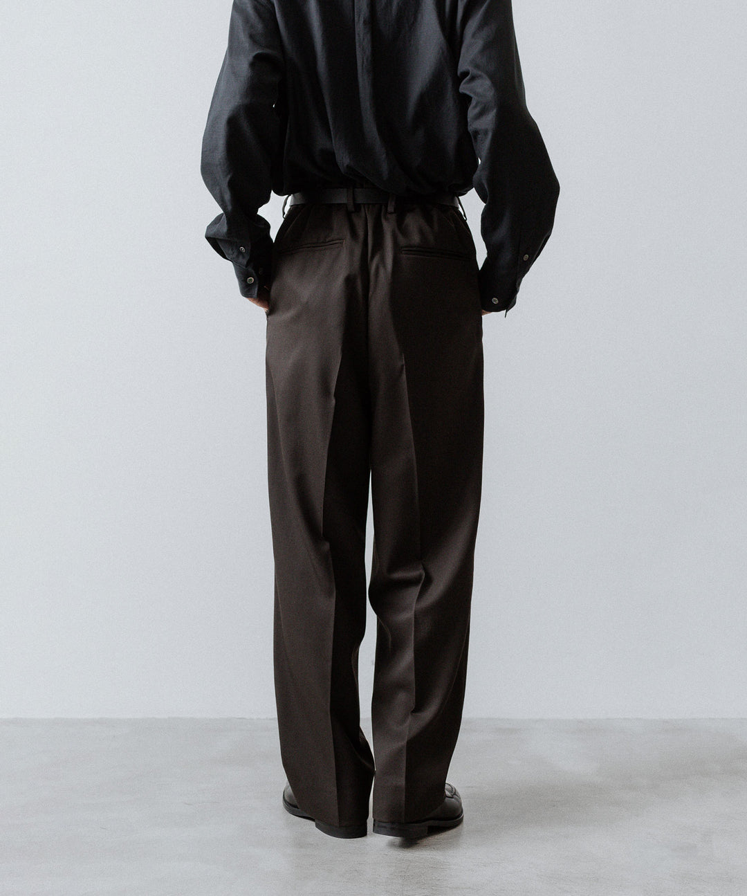 ssstein(シュタイン)のTWO TUCK EASY TROUSERS (2/60 WOOL GABARDINE) - MILITARY KHAKIの公式通販サイトsession福岡セレクトショップ
