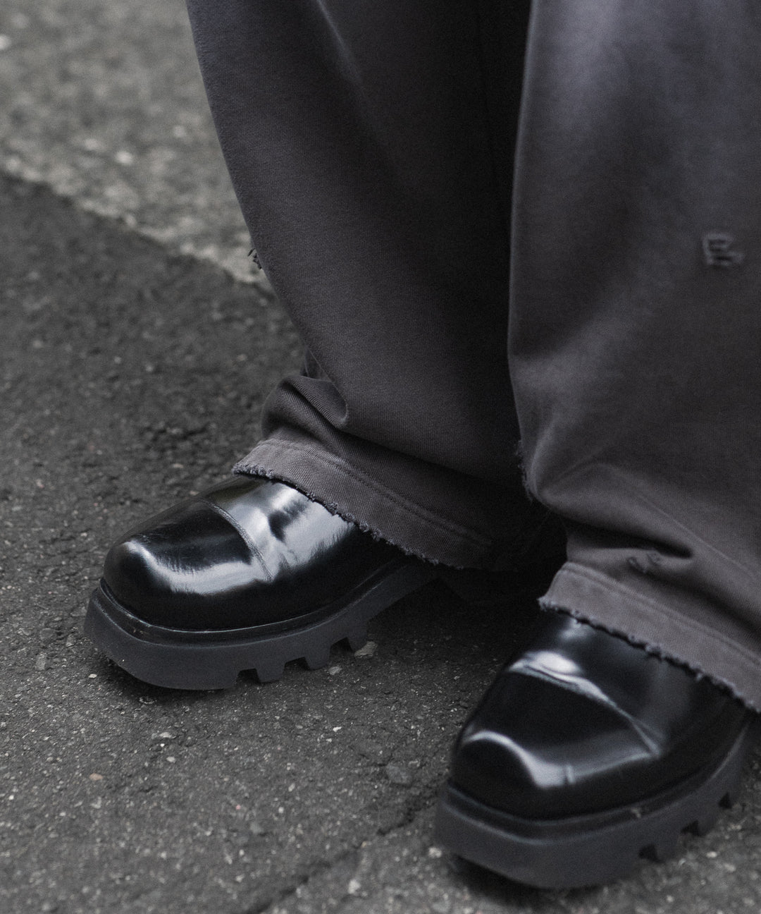【CODA】WORN BLACK AGING FADED DAMAGED SWEATPANTS - WORN BLACK