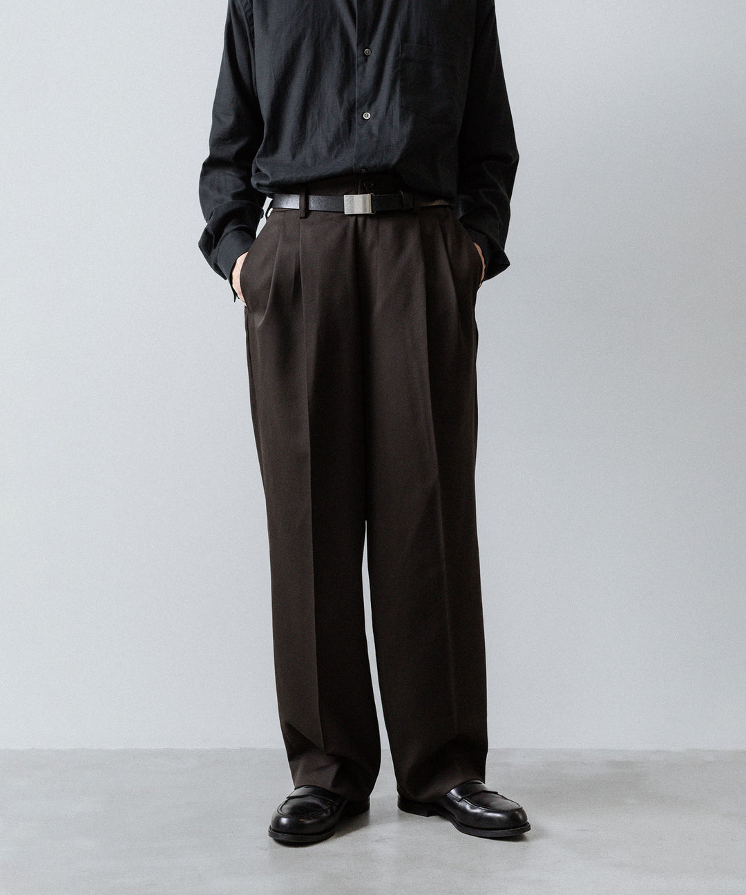 ssstein(シュタイン)のTWO TUCK EASY TROUSERS (2/60 WOOL GABARDINE) - MILITARY KHAKIの公式通販サイトsession福岡セレクトショップ