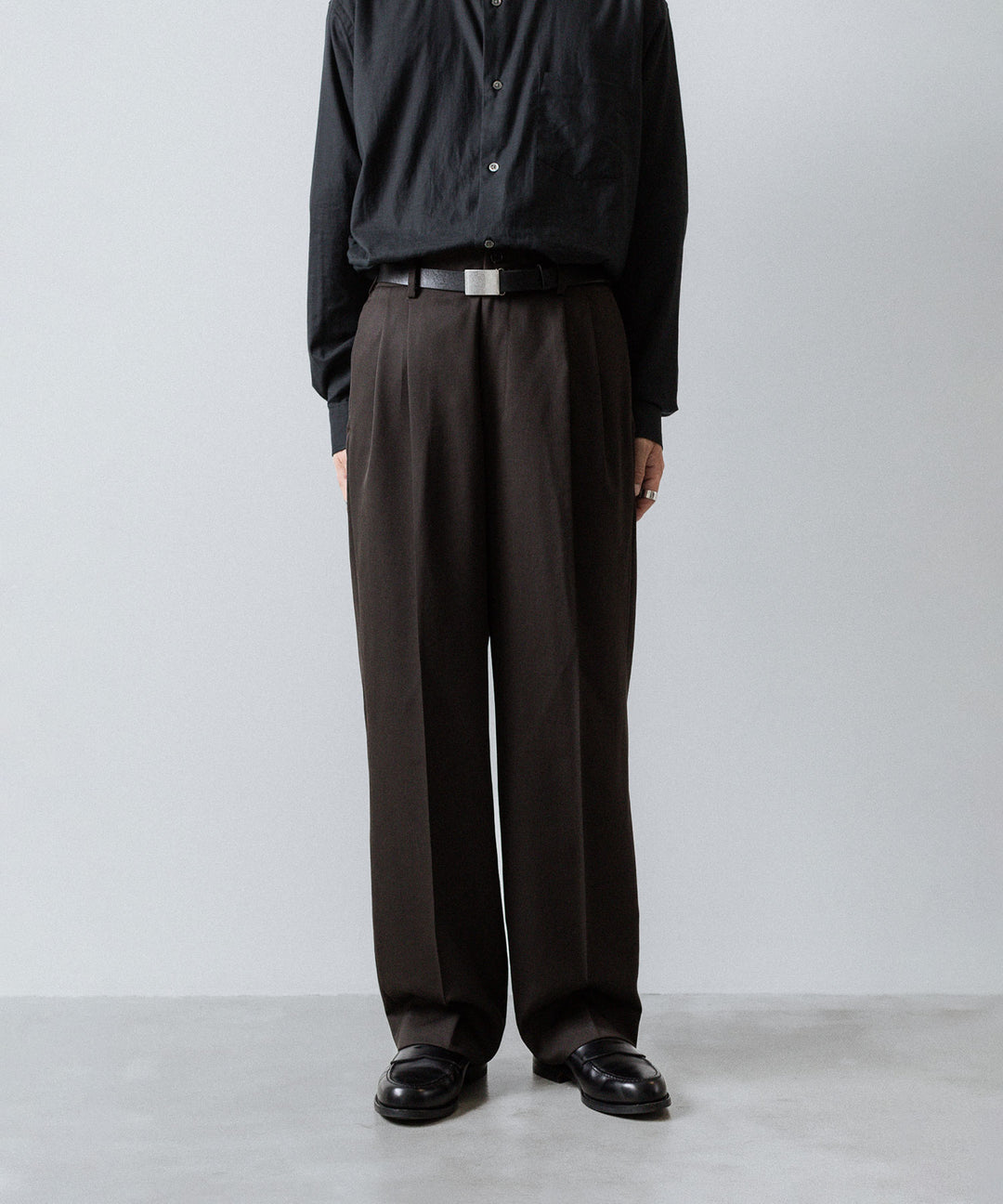 ssstein(シュタイン)のTWO TUCK EASY TROUSERS (2/60 WOOL GABARDINE) - MILITARY KHAKIの公式通販サイトsession福岡セレクトショップ