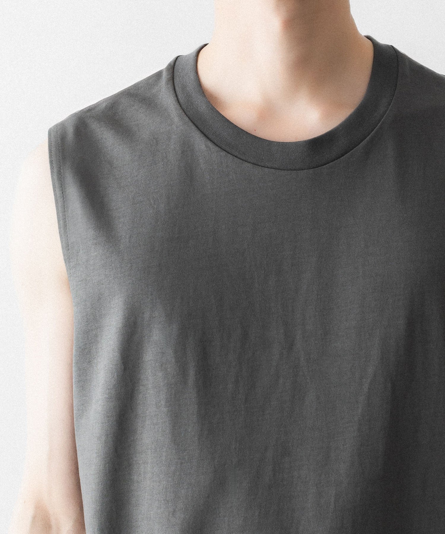 KANEMASA PHIL.】36G HIGH TWIST SLEEVELESS TEE - CHARCOAL | 公式