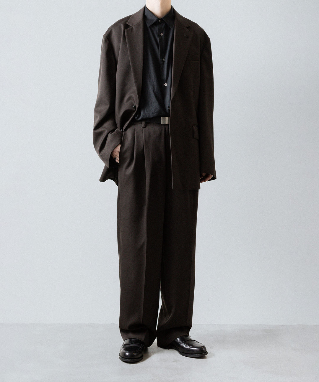 ssstein(シュタイン)のTWO TUCK EASY TROUSERS (2/60 WOOL GABARDINE) - MILITARY KHAKIの公式通販サイトsession福岡セレクトショップ