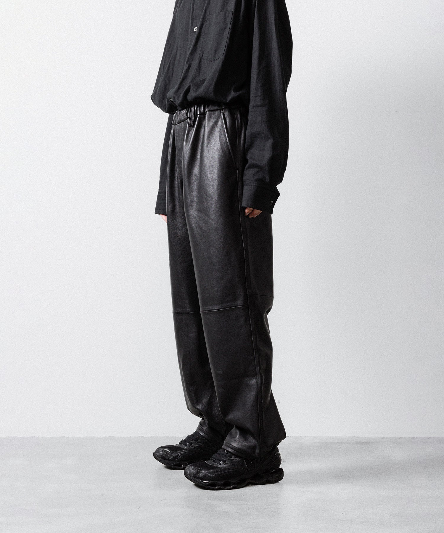 ssstein / シュタイン】SHEEP LEATHER EASY TROUSERS - BLACK | 公式