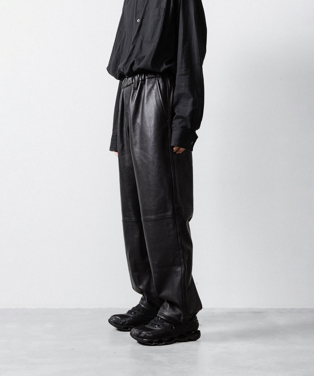 【ssstein】SHEEP LEATHER EASY TROUSERS - BLACK