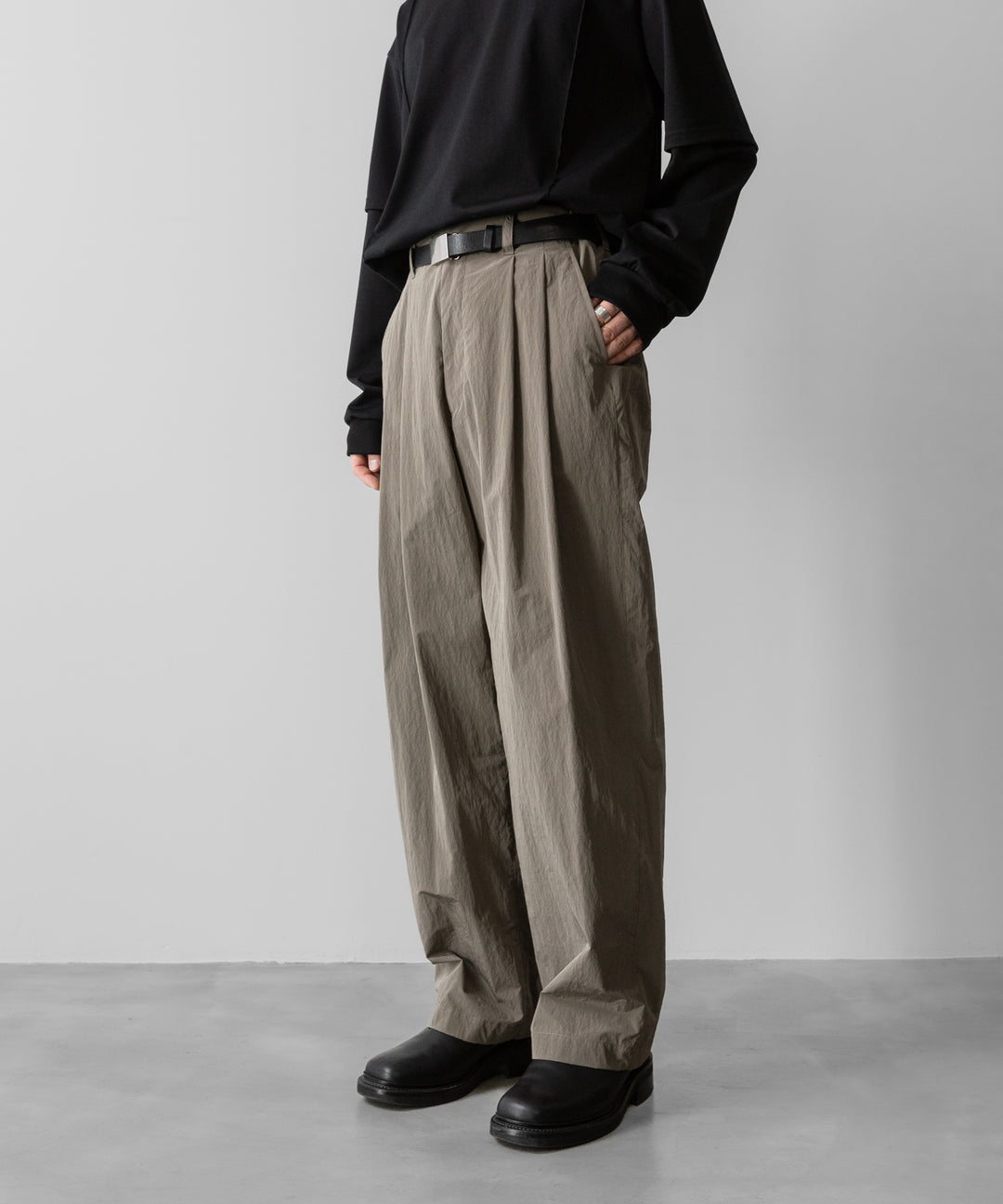 ssstein(シュタイン)のWINDPROOF NYLON WIDE EASY TROUSERS - TAUPEの公式通販サイトsession福岡セレクトショップ
