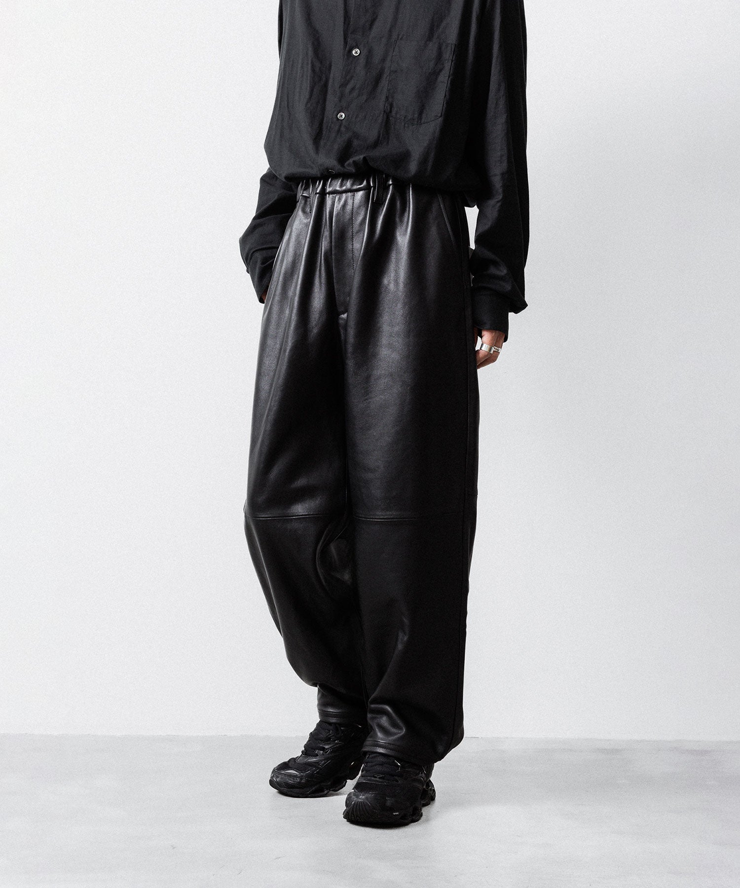 ssstein / シュタイン】SHEEP LEATHER EASY TROUSERS - BLACK | 公式