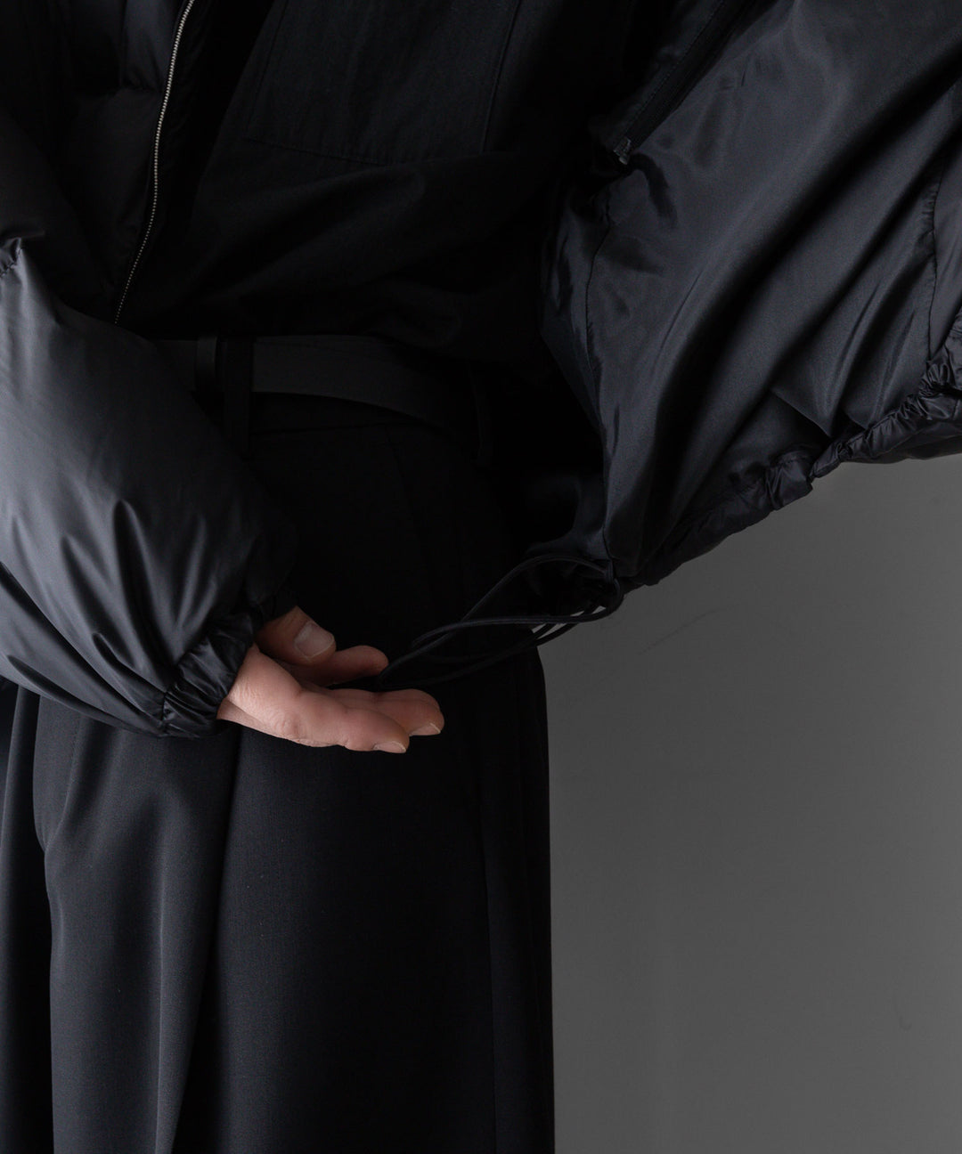 【stein】DETACHABLE SLEEVES CROPPED DOWN JACKET - BLACK