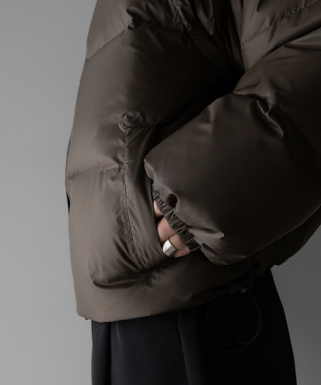 【stein】DETACHABLE SLEEVES CROPPED DOWN JACKET - MILITARY KHAKI