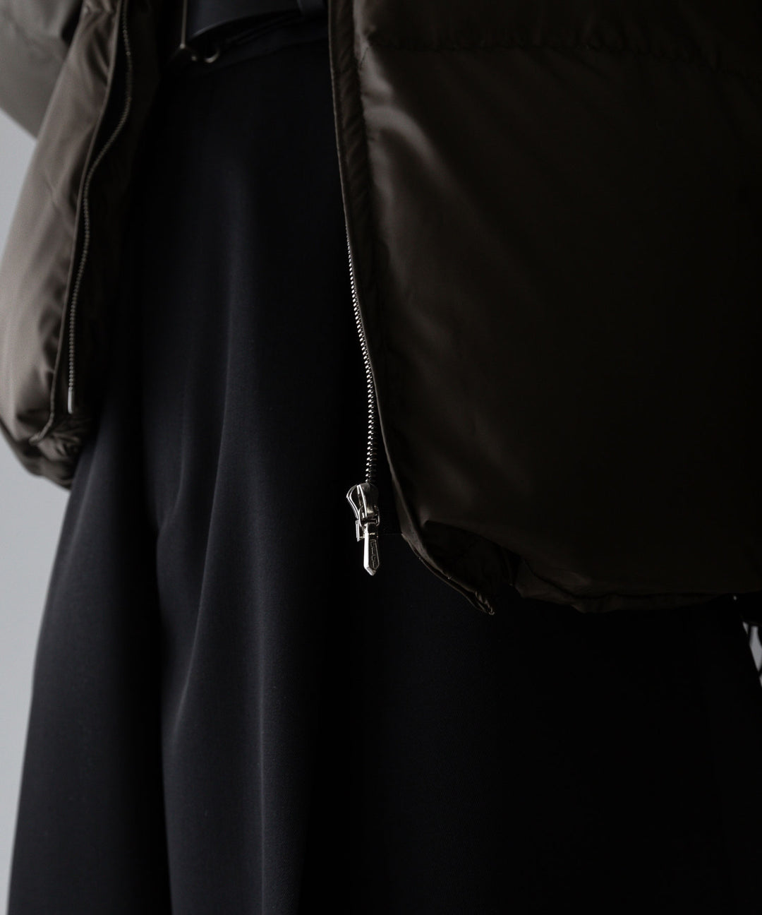 【stein】DETACHABLE SLEEVES CROPPED DOWN JACKET - MILITARY KHAKI