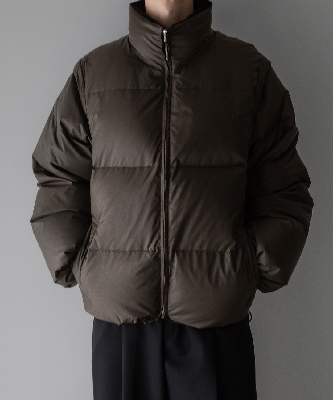 【stein】DETACHABLE SLEEVES CROPPED DOWN JACKET - MILITARY KHAKI