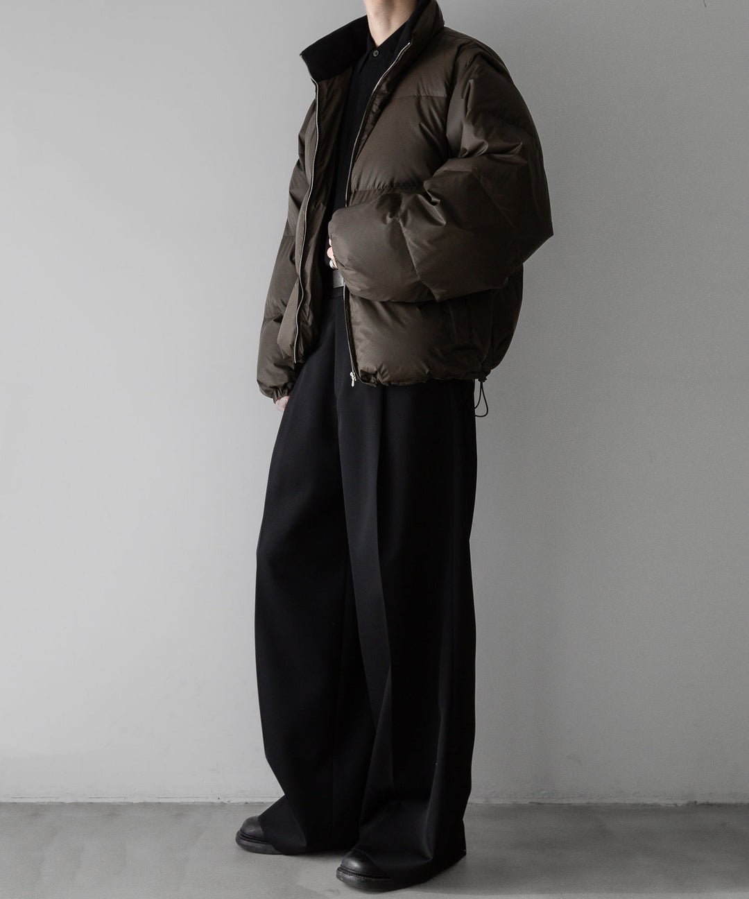 【stein】DETACHABLE SLEEVES CROPPED DOWN JACKET - MILITARY KHAKI