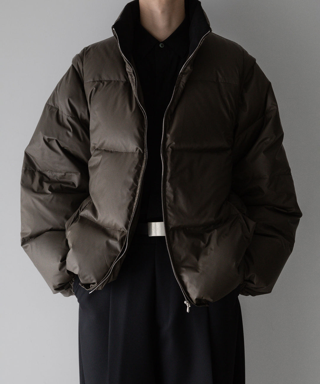 【stein】DETACHABLE SLEEVES CROPPED DOWN JACKET - MILITARY KHAKI