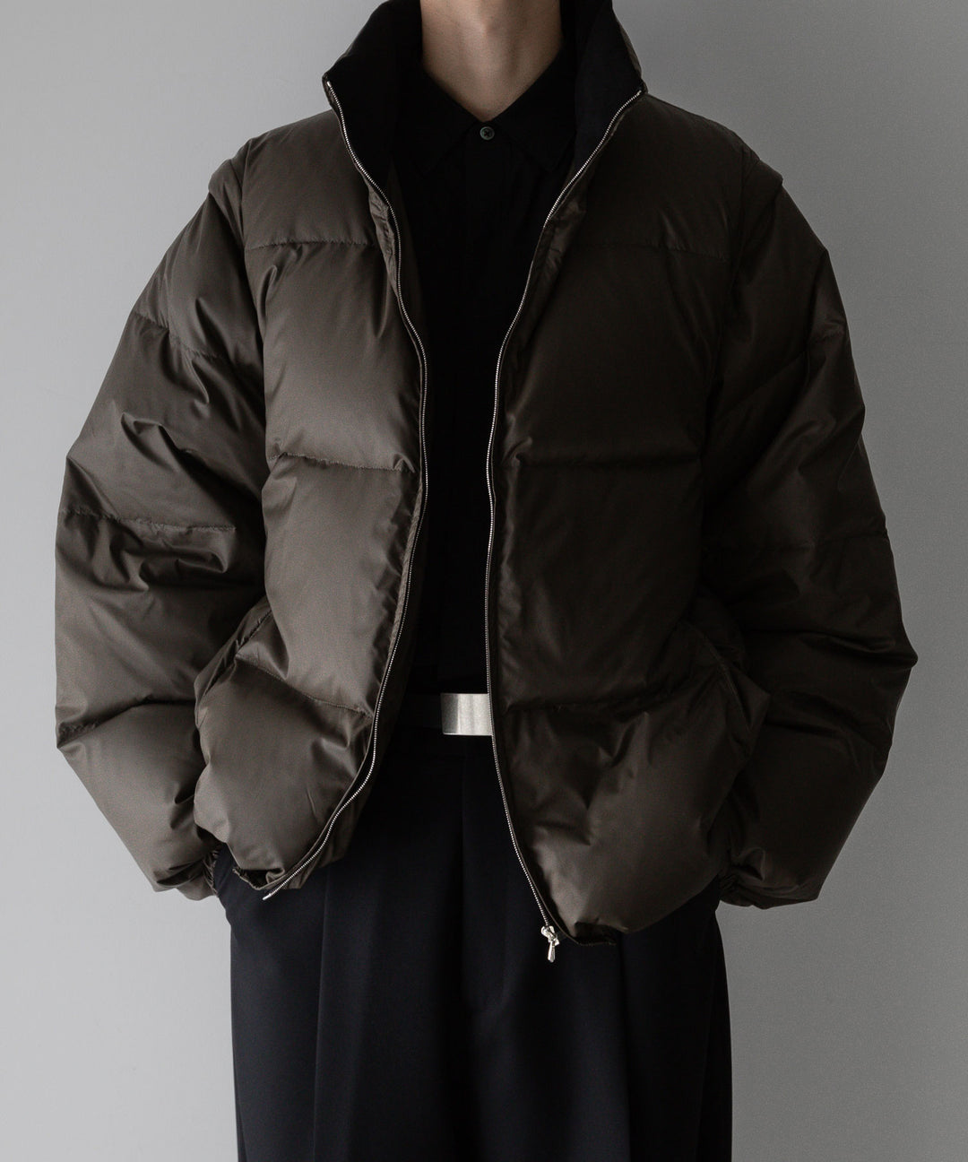 【stein】DETACHABLE SLEEVES CROPPED DOWN JACKET - MILITARY KHAKI
