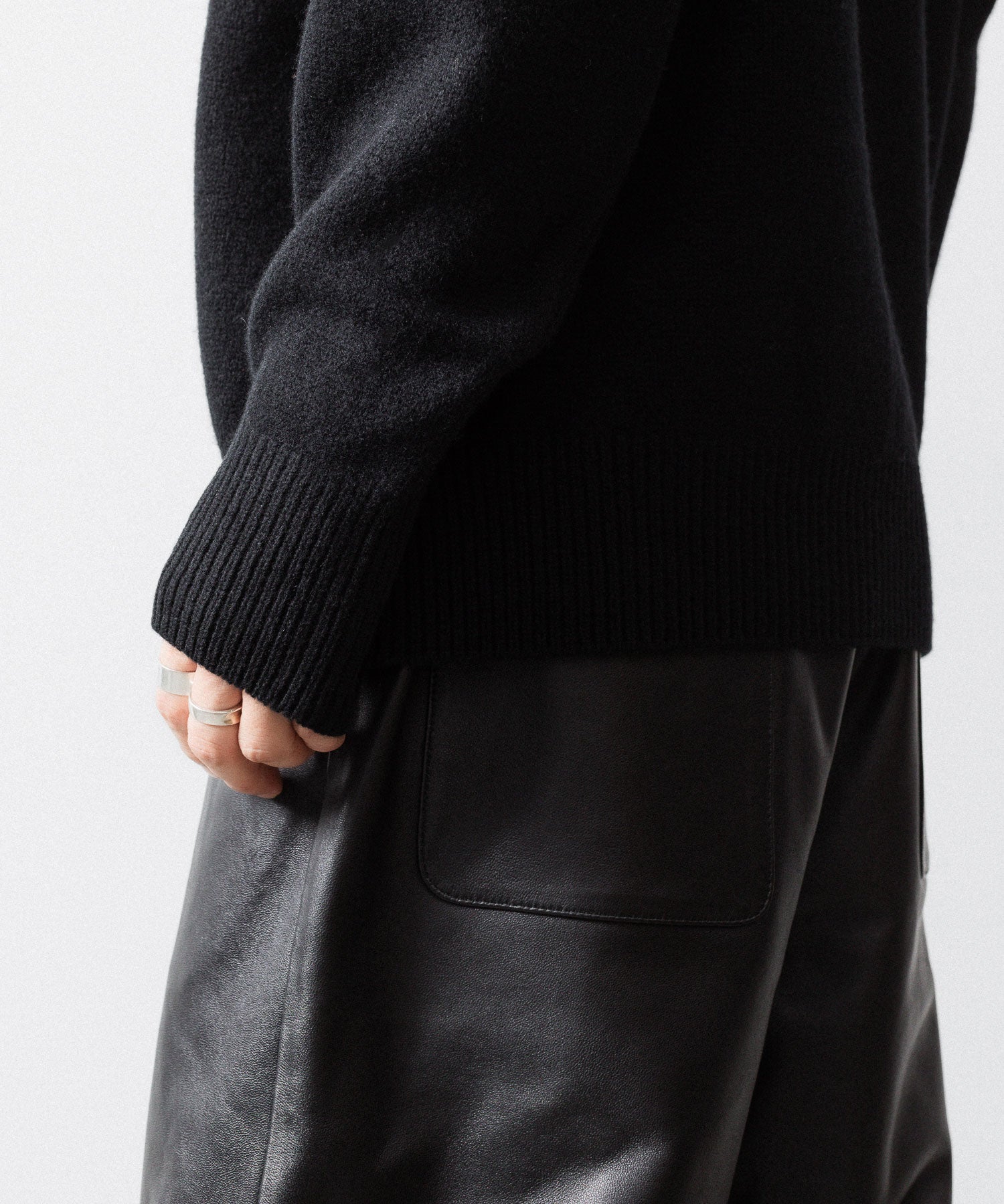 【ssstein】EXTRA FINE WOOL WARM KNIT CREW NECK LS - BLACK