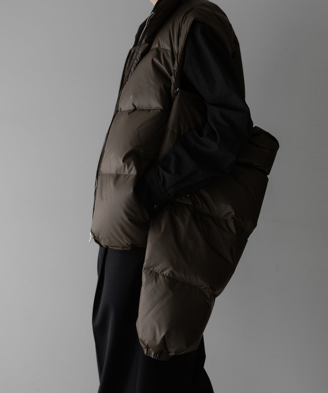 【stein】DETACHABLE SLEEVES CROPPED DOWN JACKET - MILITARY KHAKI
