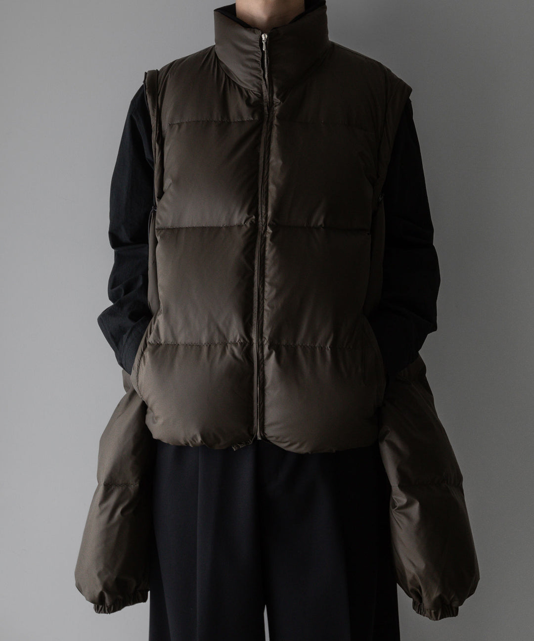 【stein】DETACHABLE SLEEVES CROPPED DOWN JACKET - MILITARY KHAKI