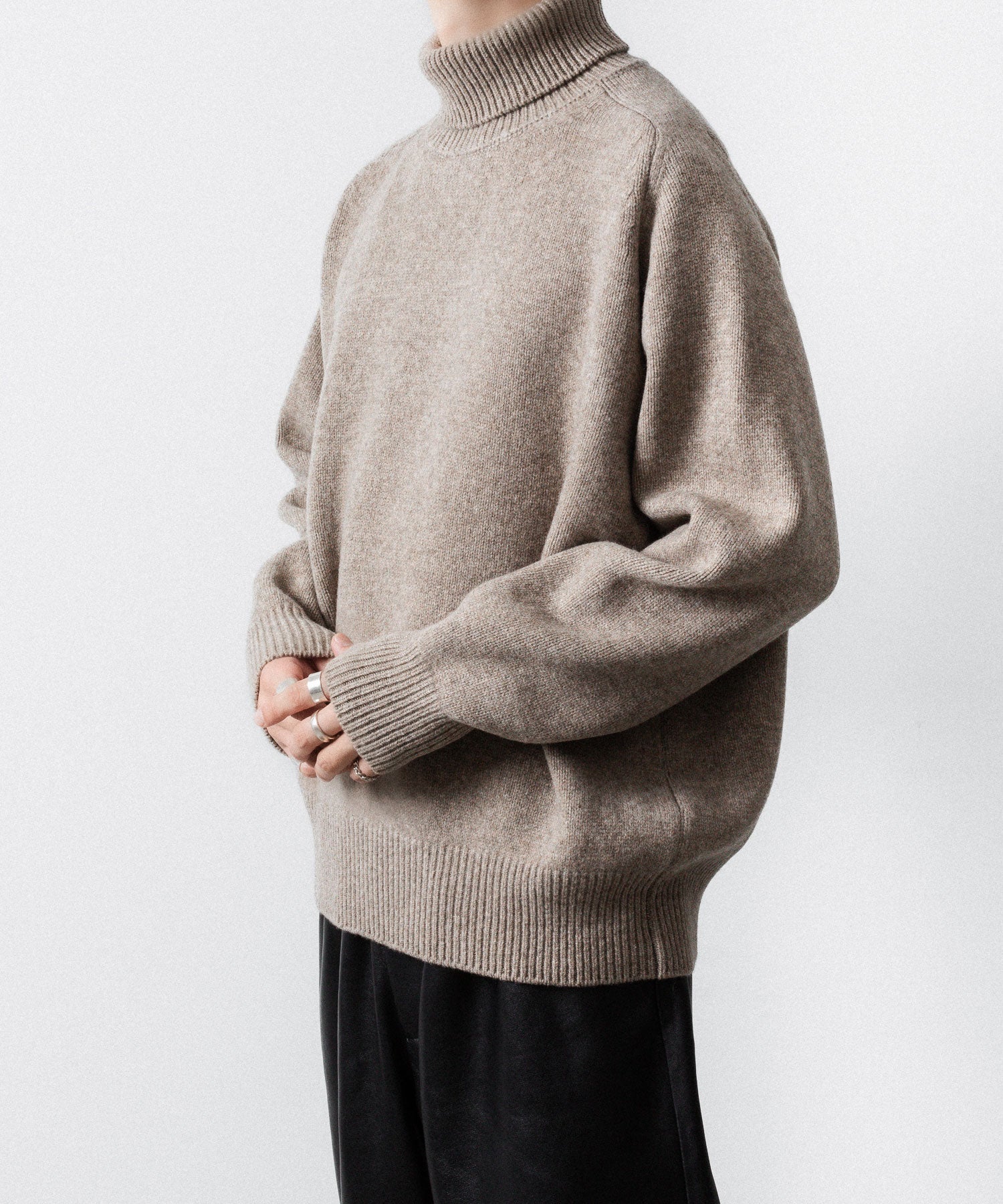 【ssstein】EXTRA FINE WOOL WARM KNIT TURTLE NECK LS - BEIGE
