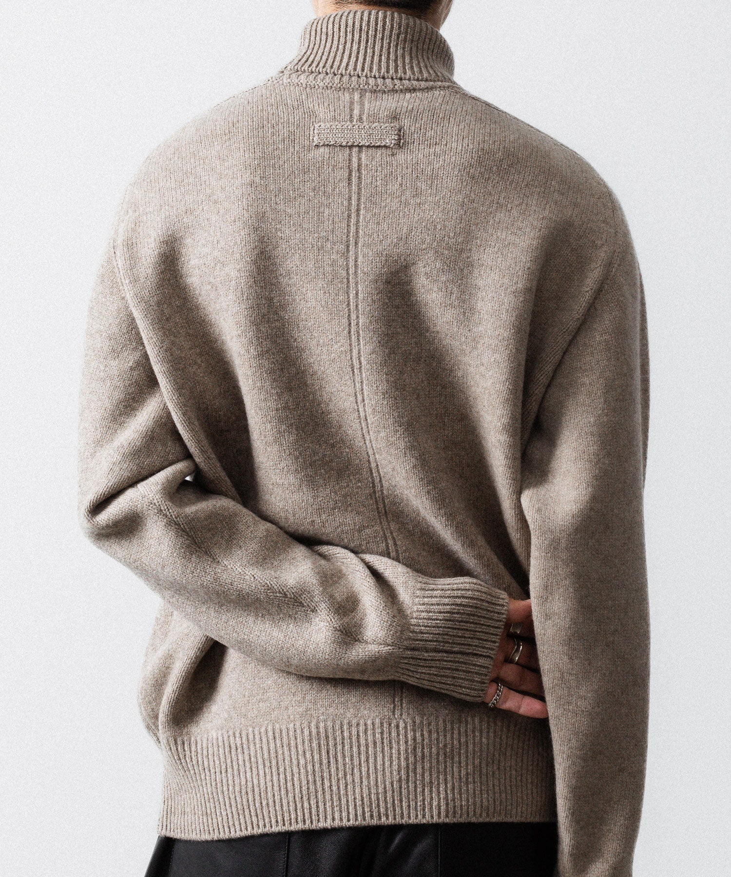 【ssstein】EXTRA FINE WOOL WARM KNIT TURTLE NECK LS - BEIGE