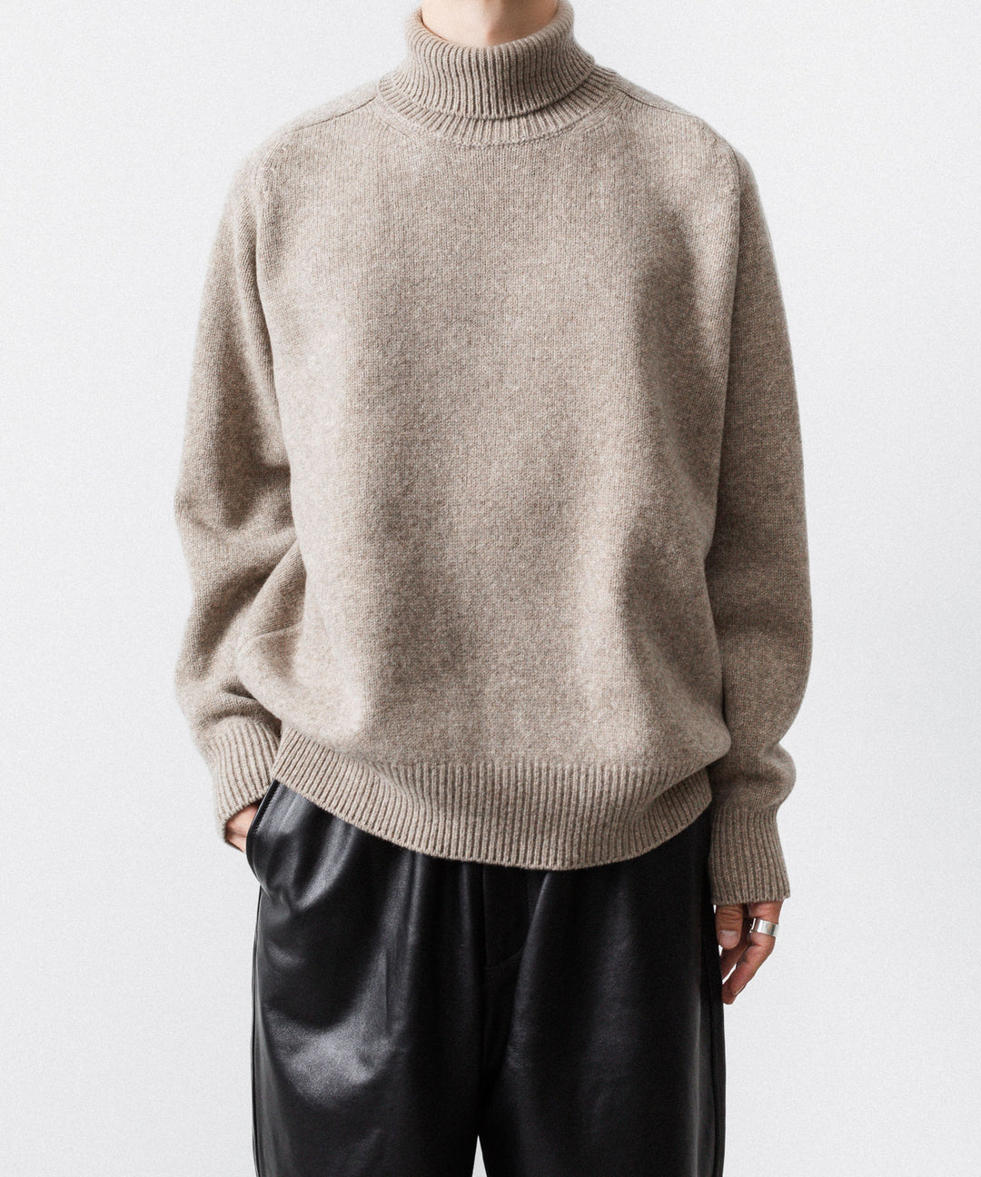 【ssstein】EXTRA FINE WOOL WARM KNIT TURTLE NECK LS - BEIGE