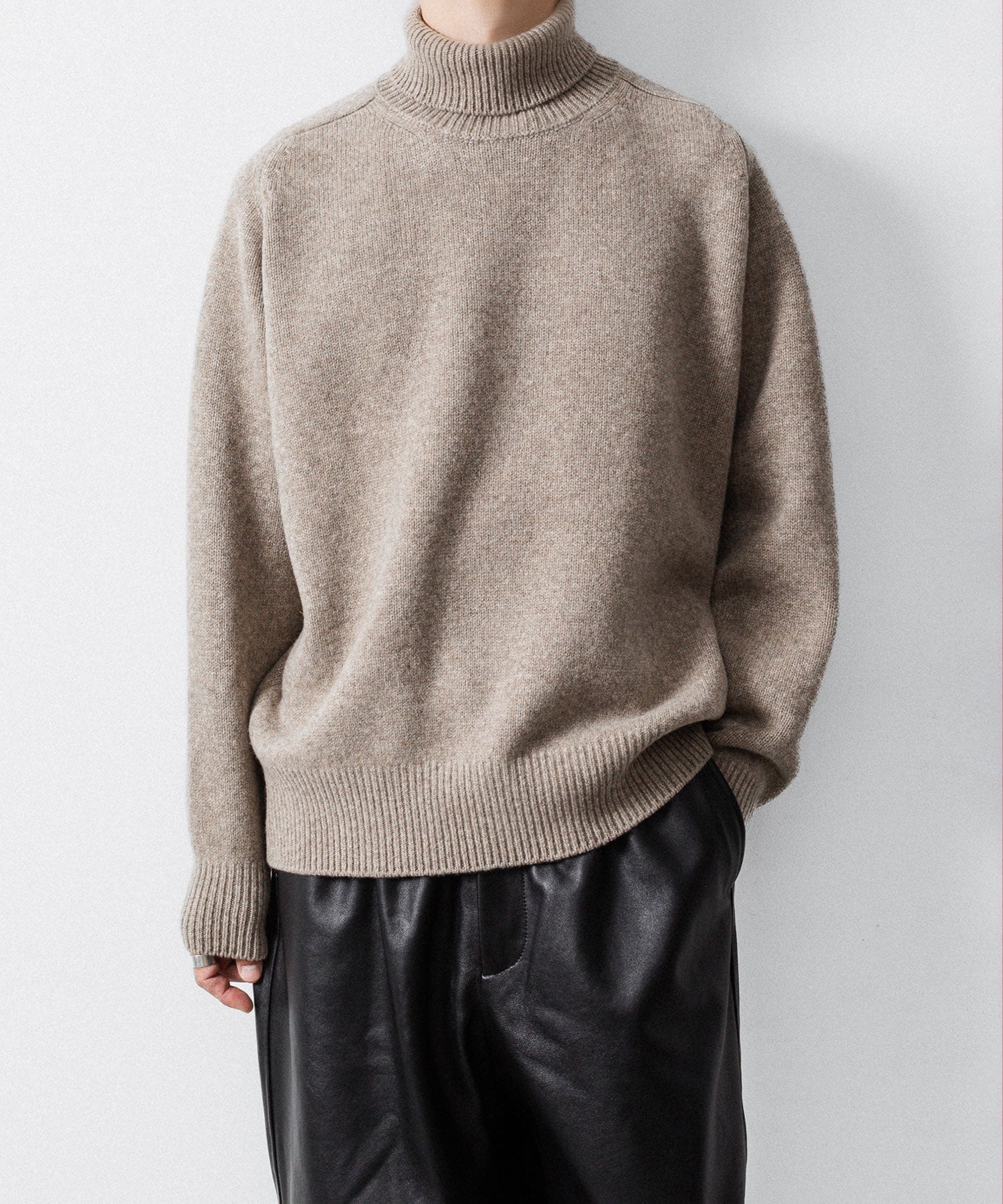 【ssstein】EXTRA FINE WOOL WARM KNIT TURTLE NECK LS - BEIGE