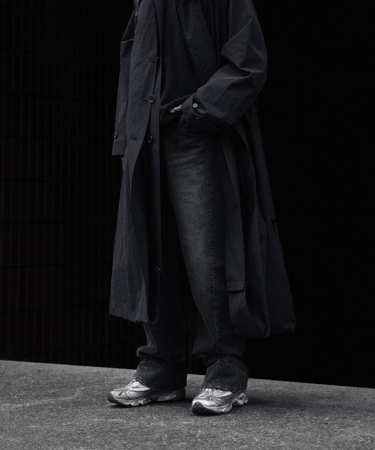 ssstein / シュタイン】TWIST CUT DENIM JEANS - BLACK | 公式通販