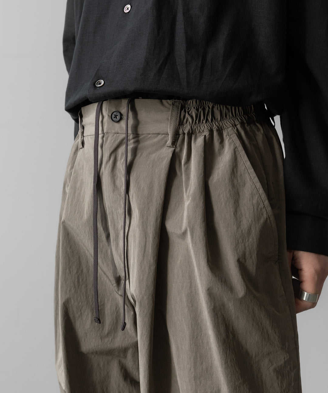 ssstein(シュタイン)のWINDPROOF NYLON WIDE EASY SHORT TROUSERS - TAUPEの公式通販サイトsession福岡セレクトショップ