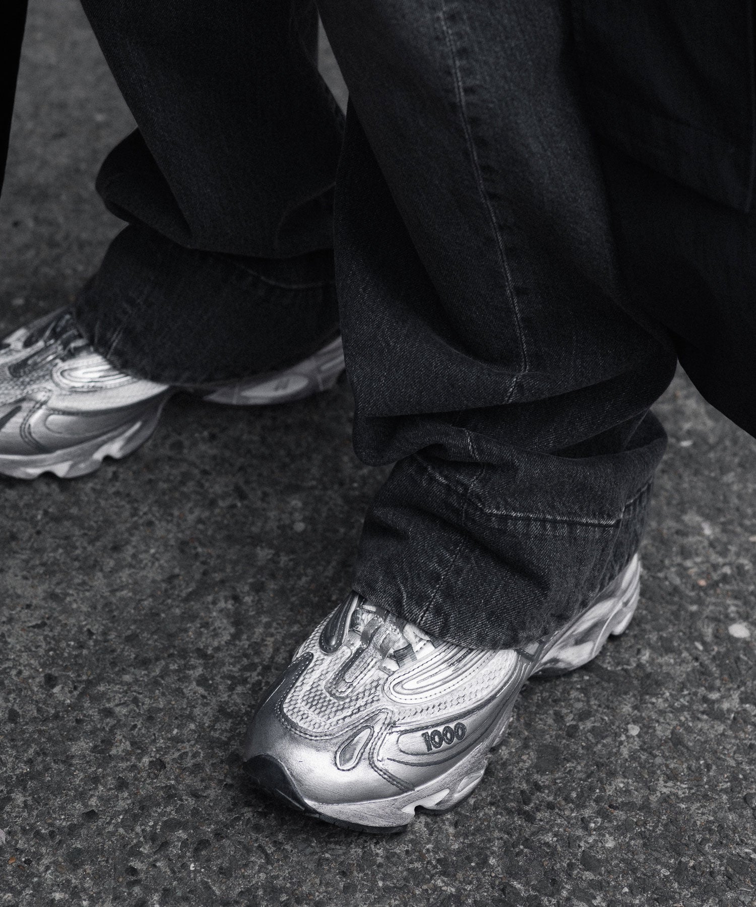 ssstein / シュタイン】TWIST CUT DENIM JEANS - BLACK | 公式通販