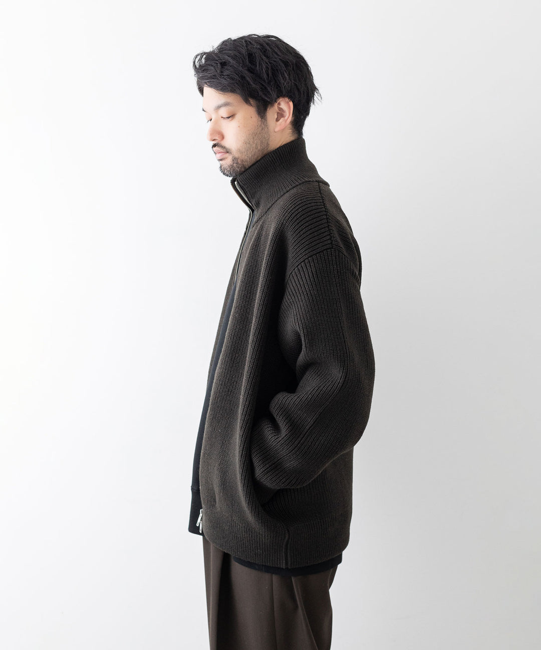 stein(シュタイン)の23AWコレクションOVERSIZED DRIVERS KNIT ZIP JACKETのMILITARY KHAKI