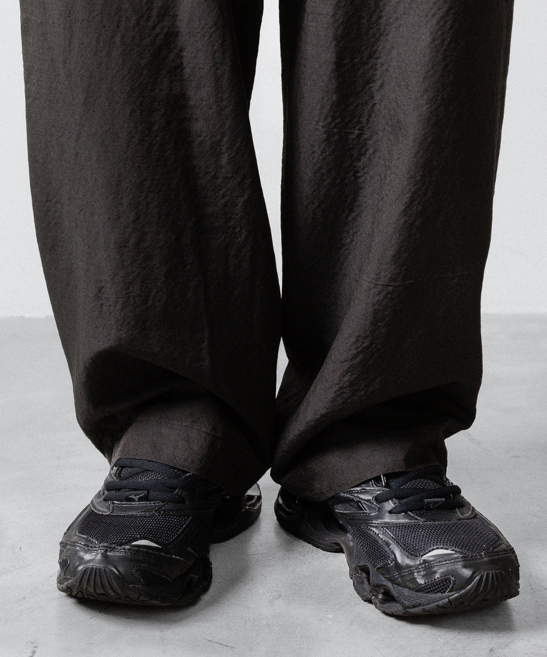 【ssstein】WOOL/SILK WIDE EASY TROUSERS - DARK CHARCOAL