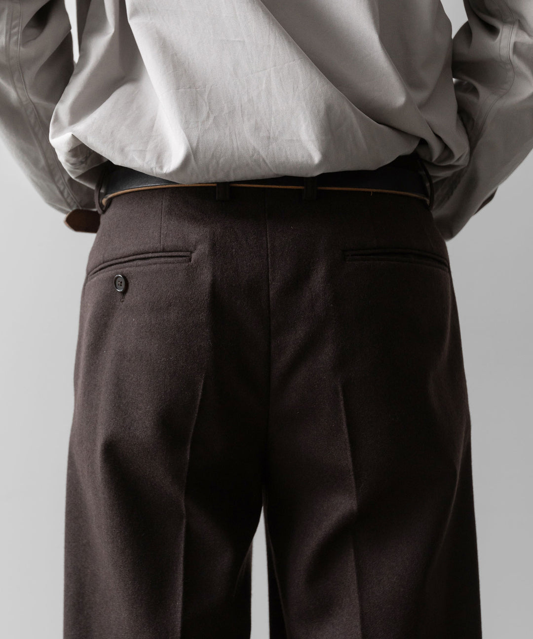 INTÉRIM(インテリム)のWOOL FRANNEL DRAPE 2-TUCK STRAIGHT SLACKS - BROWNの公式通販サイトsession福岡セレクトショップ