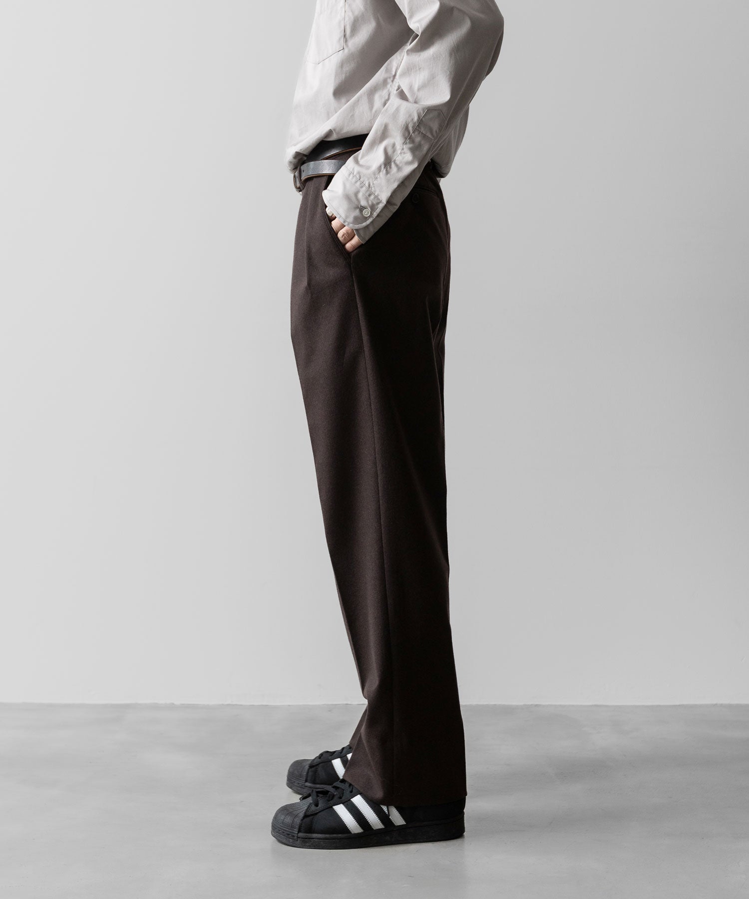 INTÉRIM(インテリム)のWOOL FRANNEL DRAPE 2-TUCK STRAIGHT SLACKS - BROWNの公式通販サイトsession福岡セレクトショップ