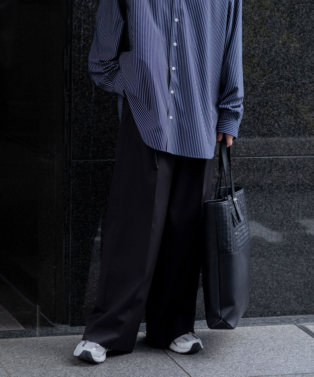 stein(シュタイン)の23AWコレクションEXTRA WIDE TROUSERSのDARK CHARCOALのコーディネートsession福岡セレクトショップ