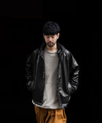 画像をギャラリービューアに読み込む, stein(シュタイン)の24SSコレクションLEATHER HOODED SHORT JACKETのBLACK
