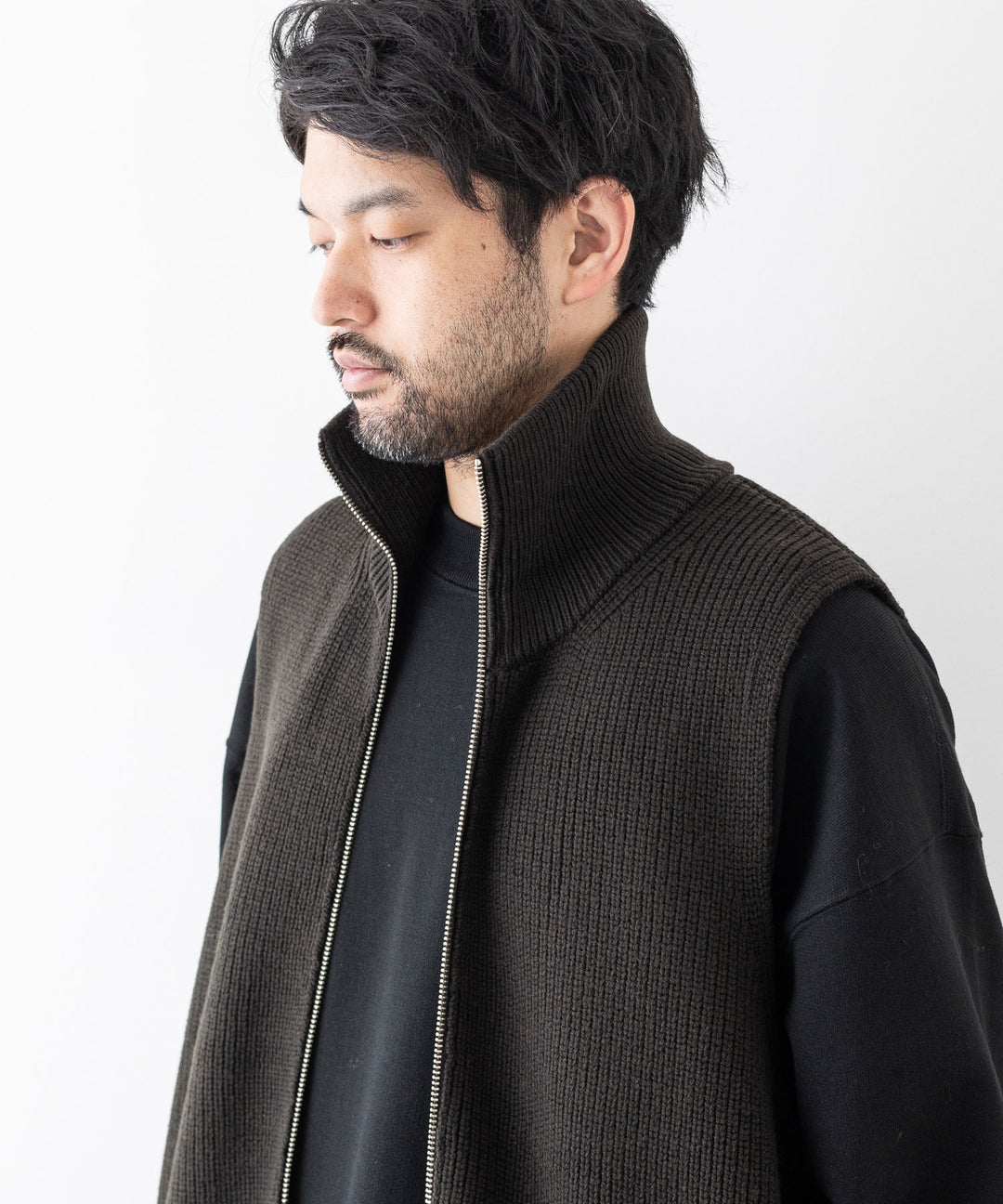 stein(シュタイン)の23AWコレクションOVERSIZED DRIVERS KNIT ZIP VESTのMILITARY KHAKI