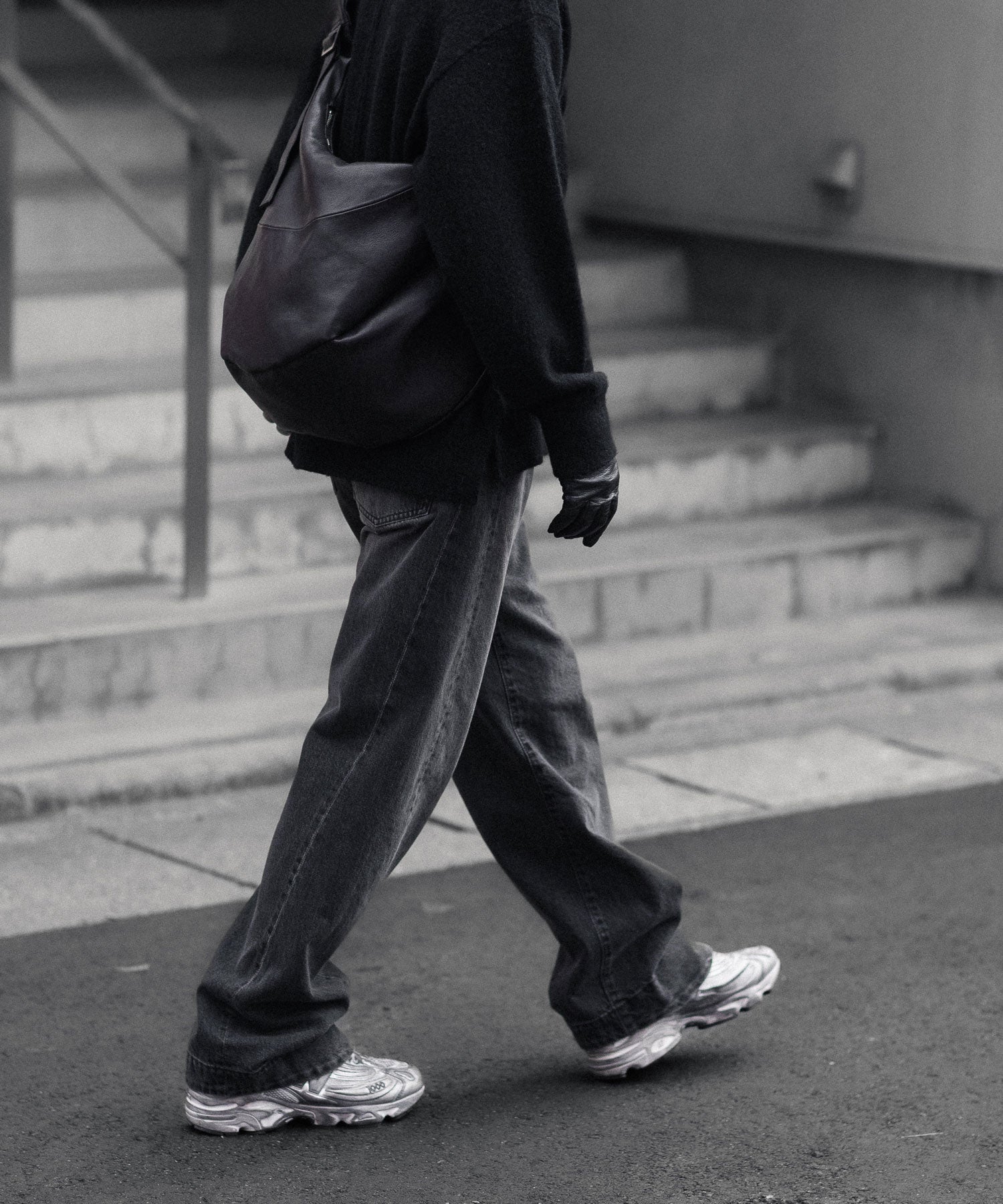 ssstein / シュタイン】TWIST CUT DENIM JEANS - BLACK | 公式通販