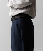 画像をギャラリービューアに読み込む, 【INTÉRIM】VIRGIN WOOL AND CASHMERE FLANNEL 2-TUCK STRAIGHT SLACKS - TOP NAVY
