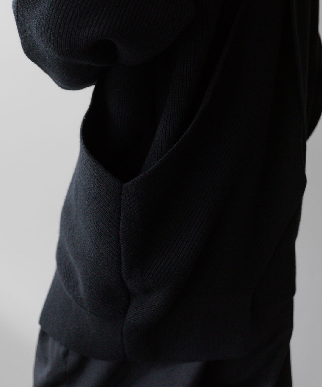 stein(シュタイン)の23AWコレクションCROSSOVER KNIT LSのBLACK