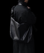 画像をギャラリービューアに読み込む, ssstein(シュタイン)のCOTTON SATIN OVERSIZED DOUBLE BREASTED COAT - BLACKの公式通販サイトsession福岡セレクトショップ
