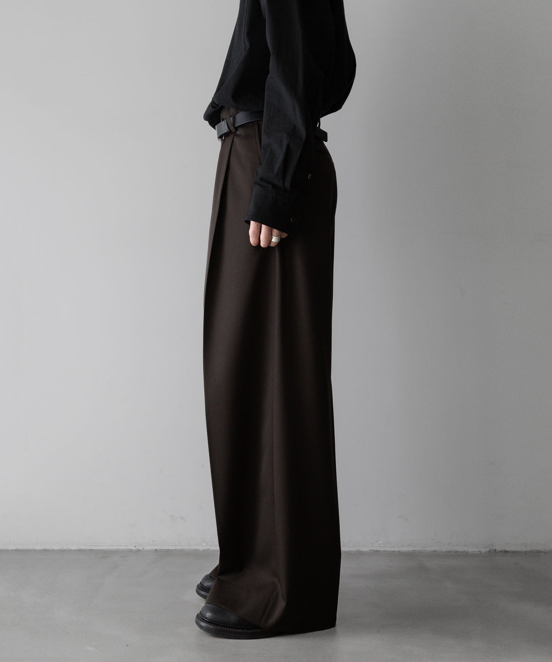 stein(シュタイン)の24SSコレクションEXTRA WIDE TROUSERS のMILITARY KHAKI sessionセッション福岡セレクトショップ 公式通販サイト