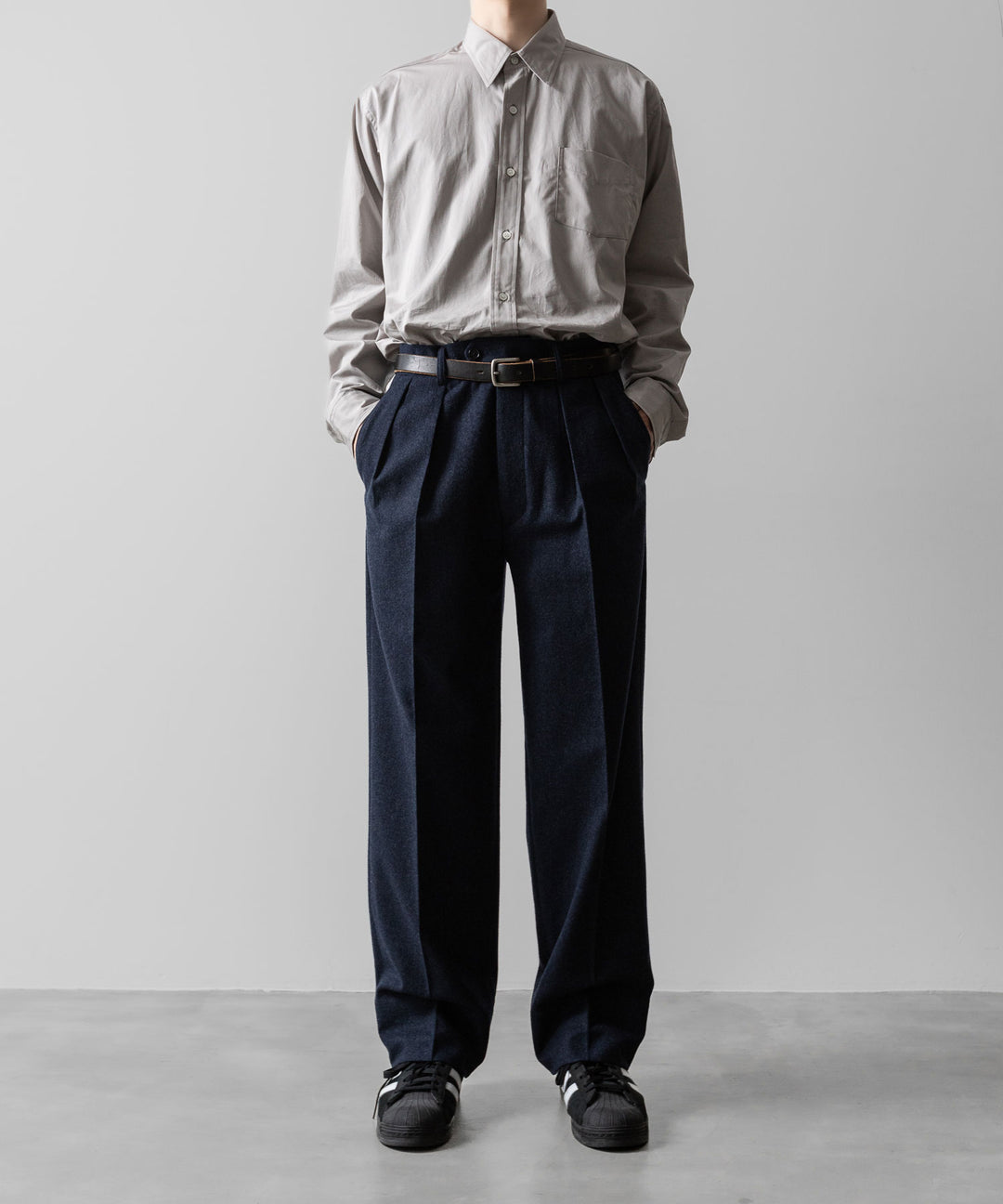 【INTÉRIM】VIRGIN WOOL AND CASHMERE FLANNEL 2-TUCK STRAIGHT SLACKS - TOP NAVY