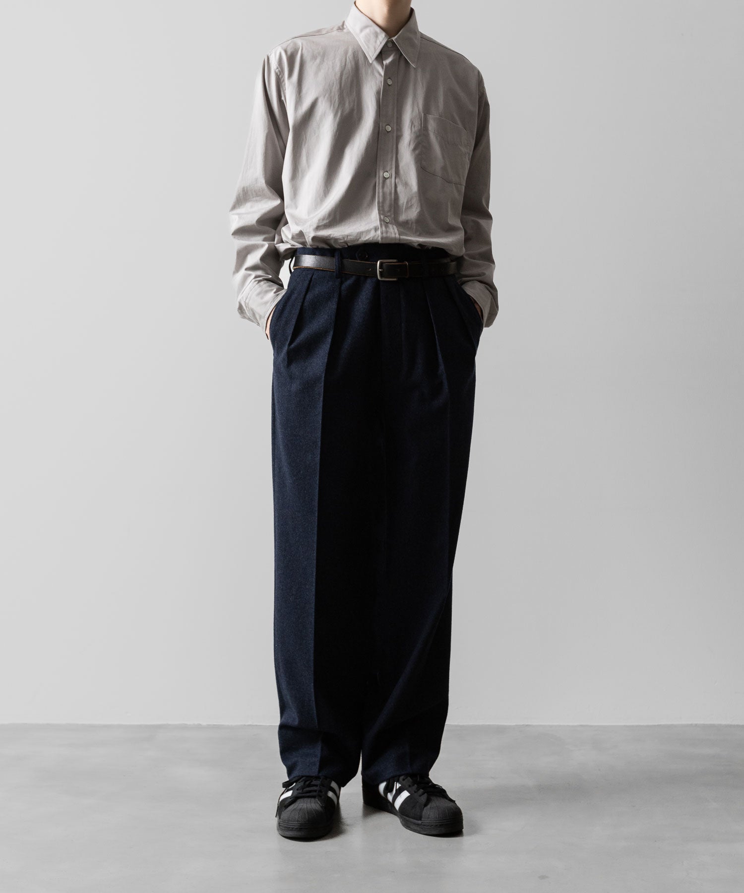 【INTÉRIM】VIRGIN WOOL AND CASHMERE FLANNEL 2-TUCK STRAIGHT SLACKS - TOP NAVY