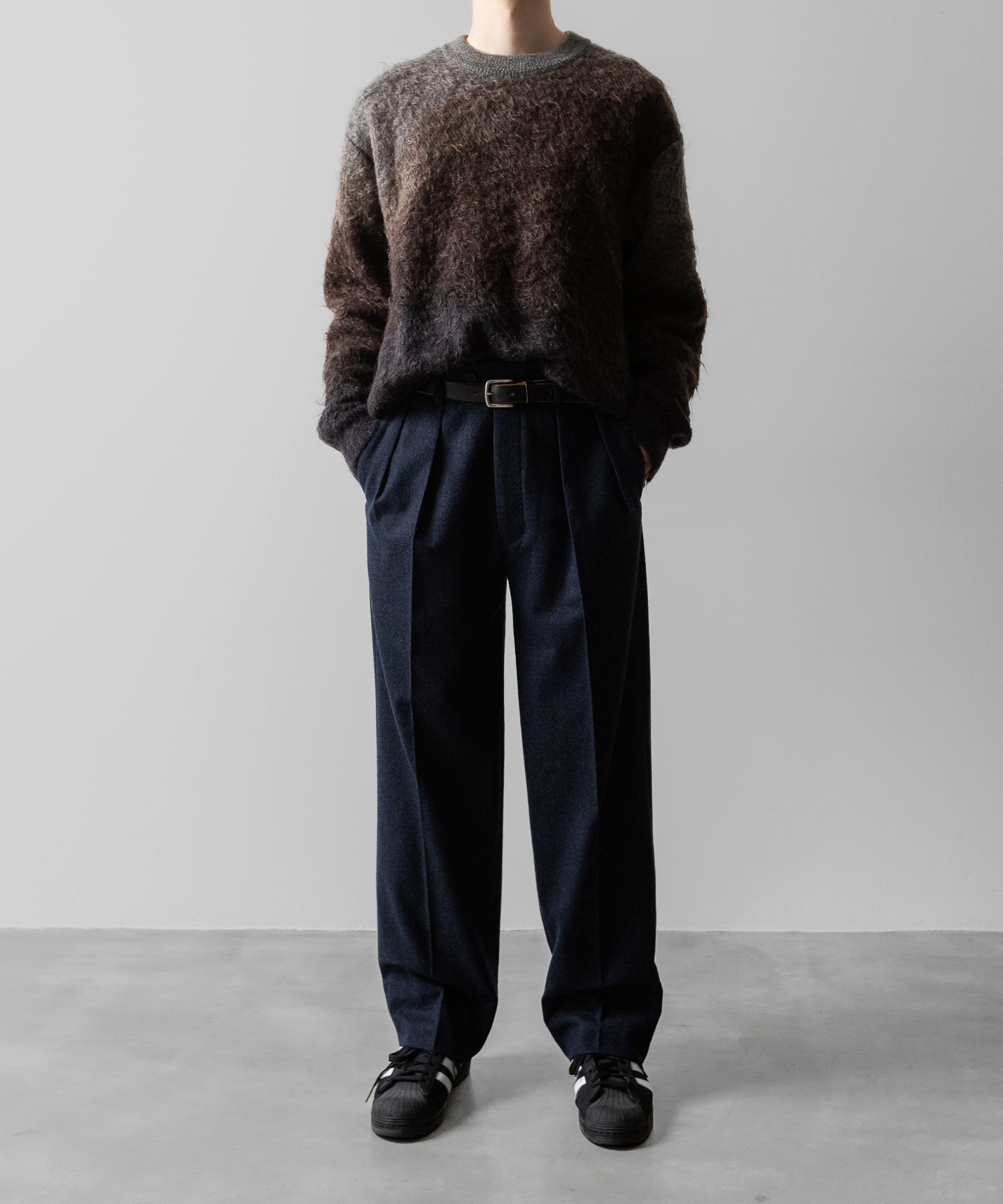 【INTÉRIM】VIRGIN WOOL AND CASHMERE FLANNEL 2-TUCK STRAIGHT SLACKS - TOP NAVY