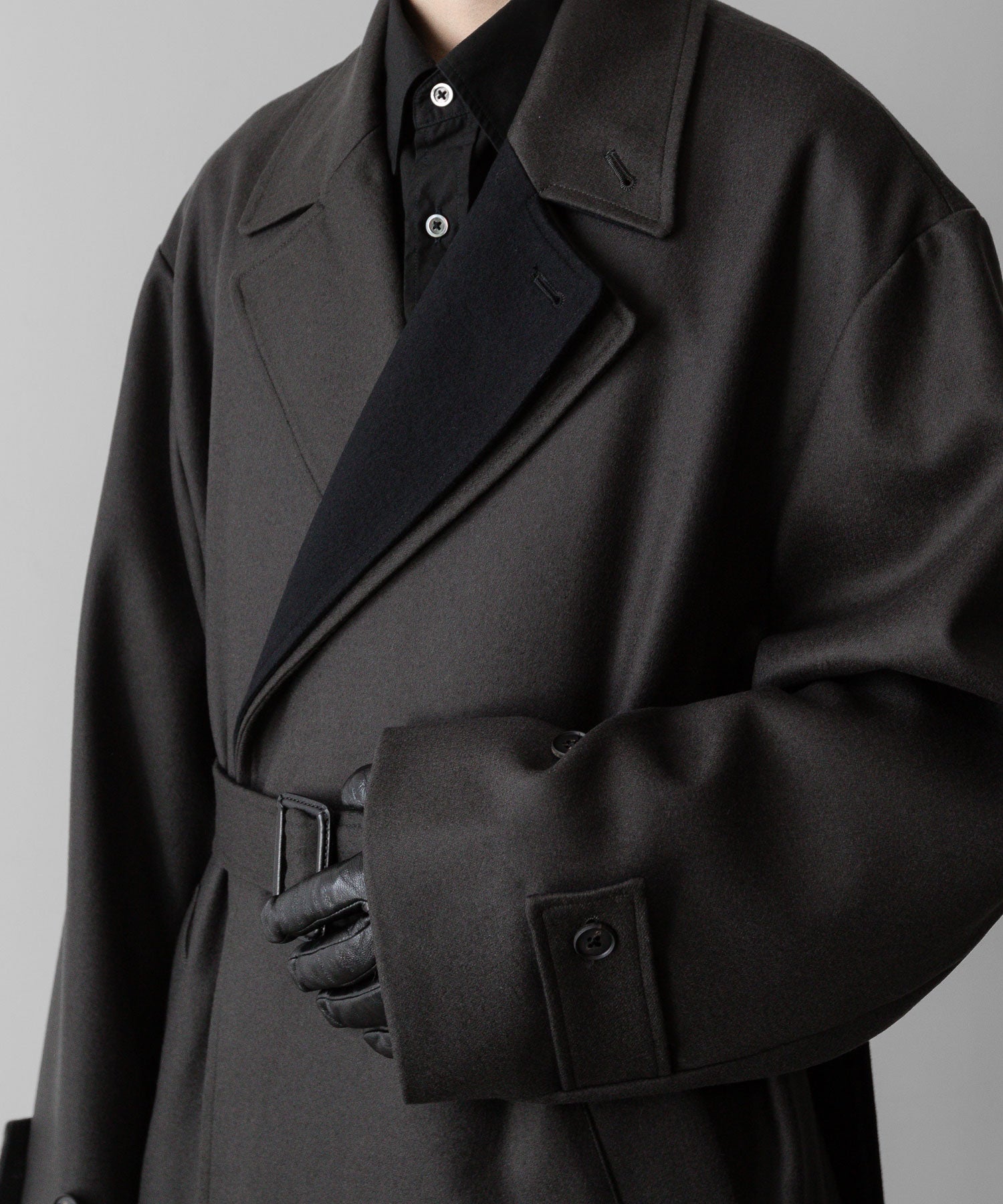 ssstein(シュタイン)の24AWコレクション DOUBLE LAPELED DOUBLE BREASTED COAT - GREY KHAKI × BLACK 公式通販サイトsession福岡セレクトショップ