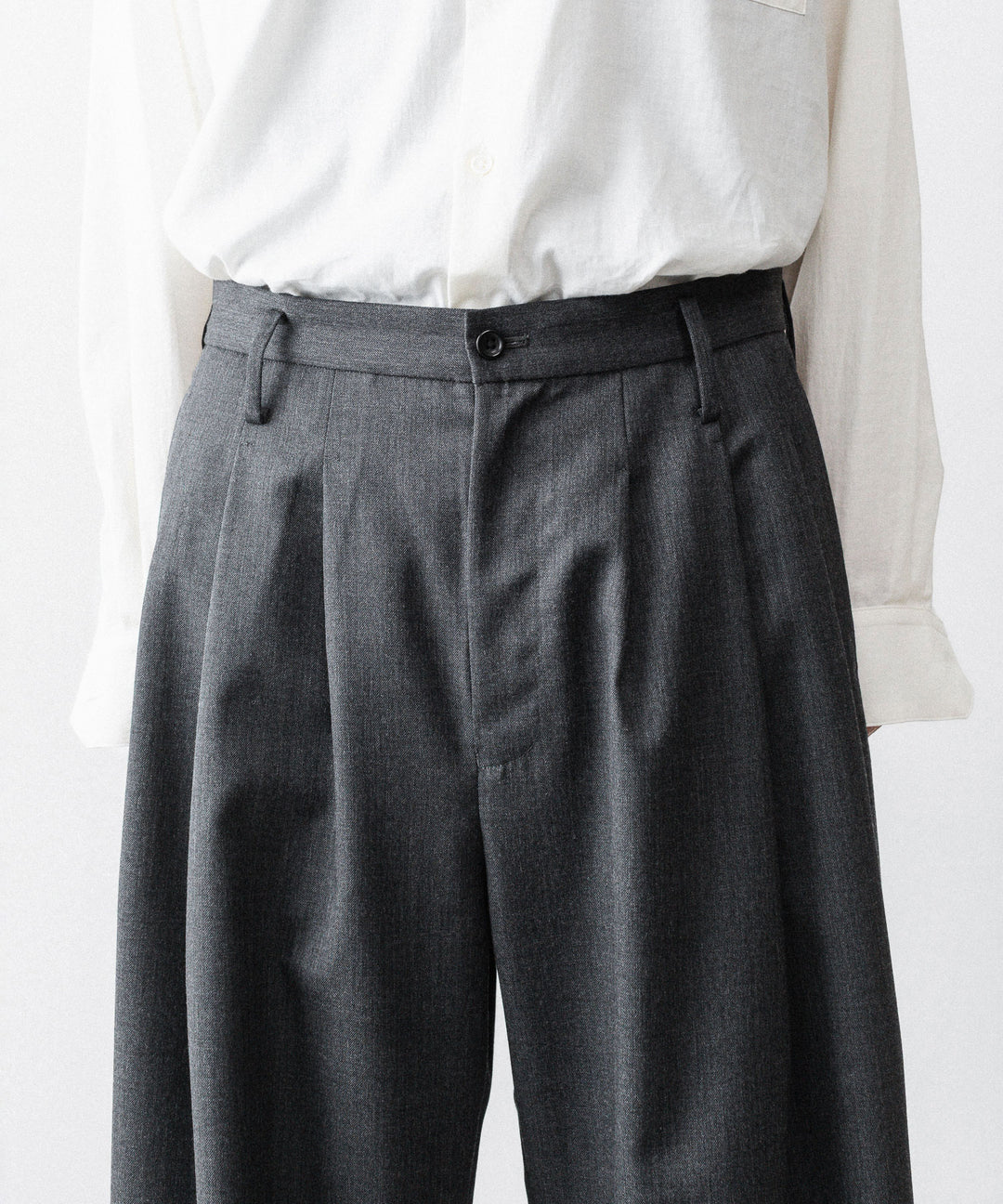 nakedgauge(ネイキッドゲージ)のWOOL GABARDINE 3PLEAT WIDE SLACKS - CHARCOAL GRAYの公式通販サイトsession福岡セレクトショップ