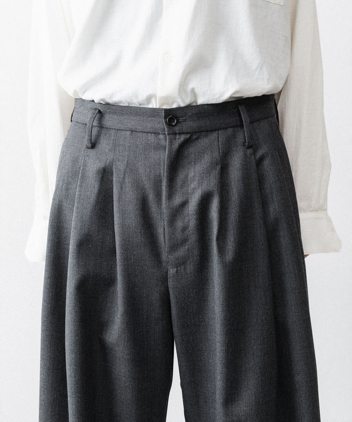 nakedgauge(ネイキッドゲージ)のWOOL GABARDINE 3PLEAT WIDE SLACKS - CHARCOAL GRAYの公式通販サイトsession福岡セレクトショップ