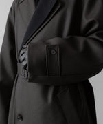 画像をギャラリービューアに読み込む, ssstein(シュタイン)の24AWコレクション DOUBLE LAPELED DOUBLE BREASTED COAT - GREY KHAKI × BLACK 公式通販サイトsession福岡セレクトショップ
