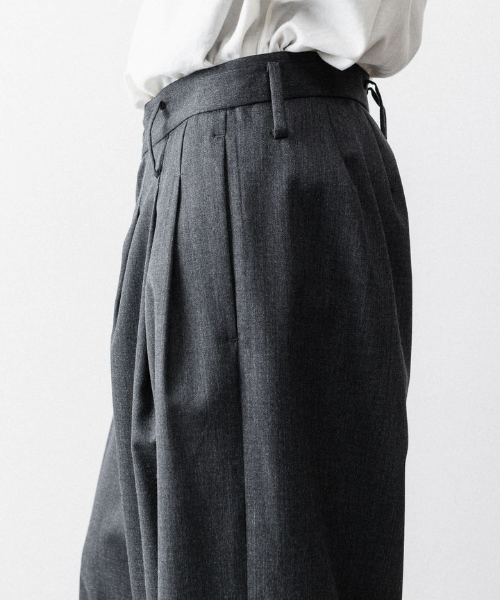 nakedgauge(ネイキッドゲージ)のWOOL GABARDINE 3PLEAT WIDE SLACKS - CHARCOAL GRAYの公式通販サイトsession福岡セレクトショップ