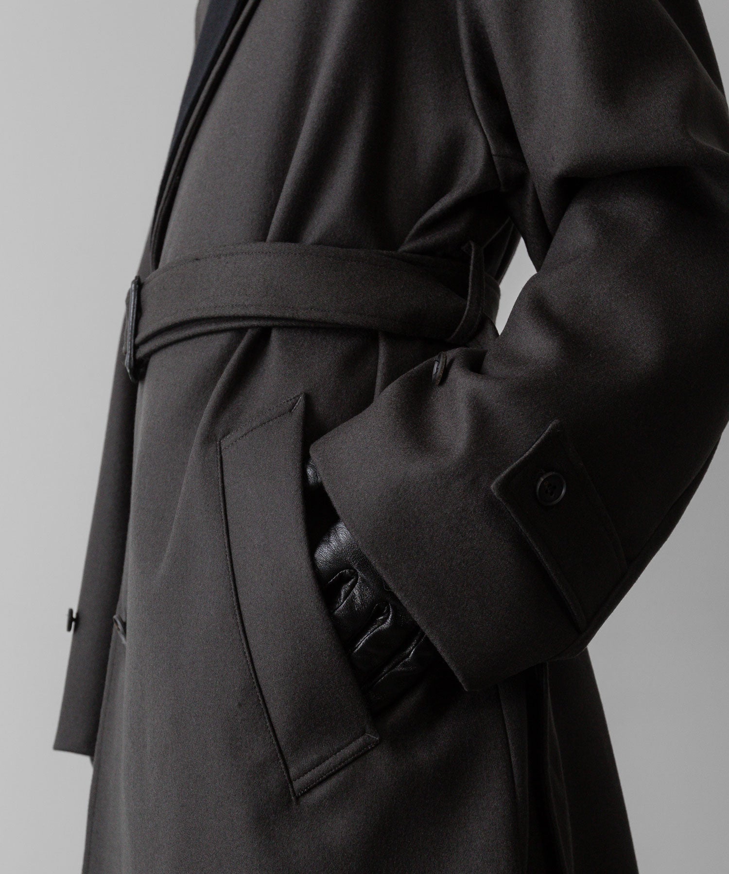 ssstein(シュタイン)の24AWコレクション DOUBLE LAPELED DOUBLE BREASTED COAT - GREY KHAKI × BLACK 公式通販サイトsession福岡セレクトショップ