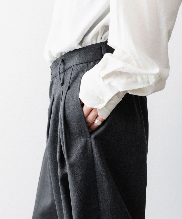 nakedgauge(ネイキッドゲージ)のWOOL GABARDINE 3PLEAT WIDE SLACKS - CHARCOAL GRAYの公式通販サイトsession福岡セレクトショップ